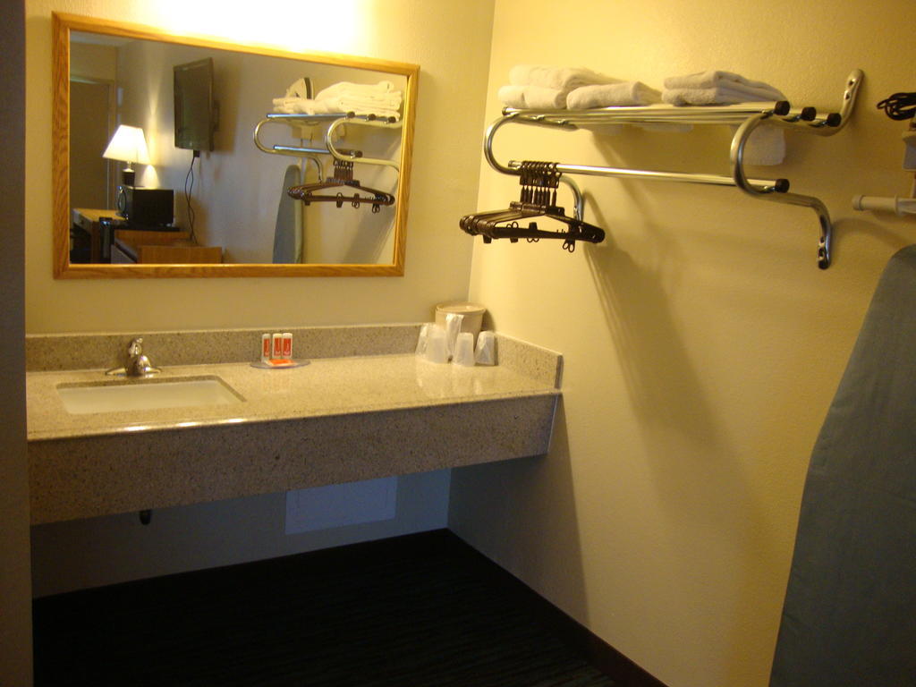 Econo Lodge Inn And Suites - Jackson Room photo